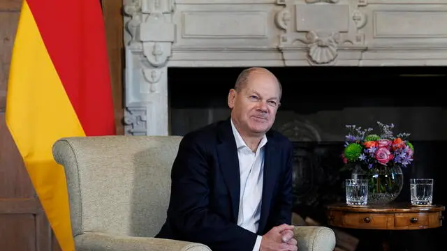 epa11869963 German Chancellor Olaf Scholz during a bilateral meeting with British Prime Minister Keir Starmer (not pictured) at Chequers, the official country residence of the UK Prime Minister, in Buckinghamshire, Britain, 02 February 2025. EPA/TOLGA AKMEN / POOL