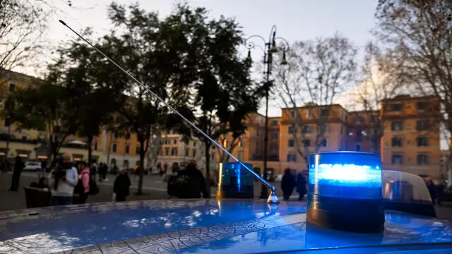 Polizia sul luogo dell’accoltellamento tra minori a piazza Testaccio, Roma, 23 gennaio 2025. ANSA/RICCARDO ANTIMIANI