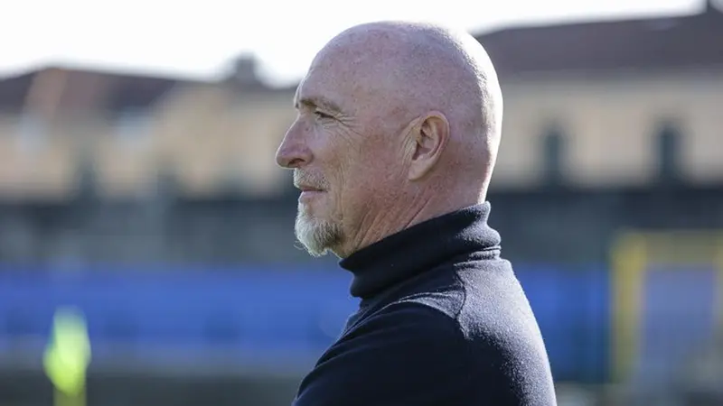 Rolando Maran è tornato in panchina a Carrara raccogliendo tre punti fondamentali - Foto New Reporter Nicoli © www.giornaledibrescia.it