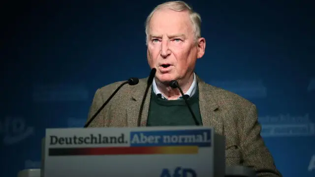 epa09490027 Alternative for Germany (AfD) right-wing political party leading member Alexander Gauland speaks during the Alternative for Germany (AfD) election event in Berlin, Germany, 26 September 2021. About 60 million Germans were eligible to vote in the elections for a new federal parliament, the 20th Bundestag. EPA/MARTIN DIVISEK / POOL