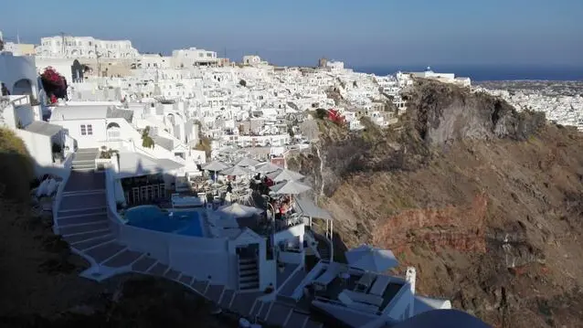 La compagnia di bandiera ellenica Aegean ha previsto l'aggiunta di due voli supplementari oggi e uno domani tra Atene e Santorini, per facilitare lo spostamento di residenti e visitatori intenzionati a lasciare l'isola per paura delle scosse sismiche che stanno aumentando da sabato scorso, 3 Febbraio 2025. ANSA/DOMITILLA CONTE