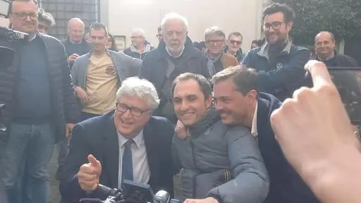 (da S) Felice Alberto De Toni, Ivano Marchiol e Alessandro Venanzi, Udine, 17 aprile 2023. Con solo una sezione ancora da scrutinare sulle 98 allestite, il candidato sindaco di Udine per il centro sinistra, Felice Alberto De Toni, vince con il 52,8% delle preferenze. Il candidato del centrodestra e sindaco uscente Pietro Fontanini si ferma al 47,2%. ANSA / Alberto Rochira