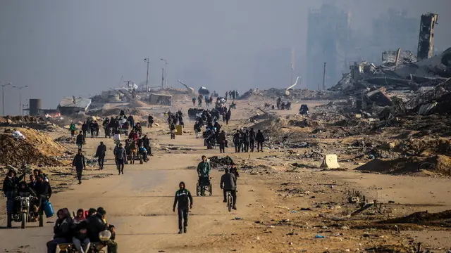 epaselect epa11869849 Palestinians make their way among the rubble of destroyed buildings amid a ceasefire between Israel and Hamas, on Al Rashid road, Gaza City, 02 February 2025. According to the UN, at least 1.9 million people (or nine in ten people) across the Gaza Strip are internally displaced, including people who have been repeatedly displaced. Since October 2023, only about 11 percent of the Gaza Strip has not been placed under Israeli-issued evacuation orders, the UN aid coordination office OCHA said. EPA/MOHAMMED SABER