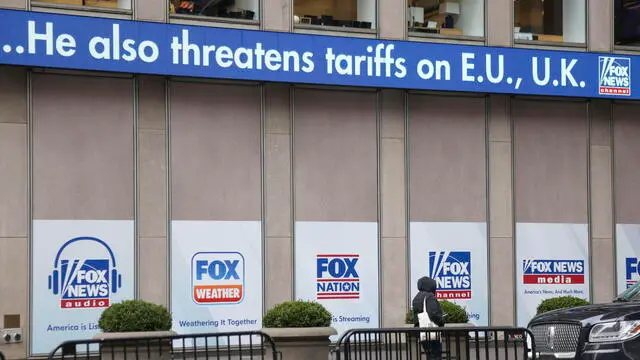 epa11872979 People walk by the Fox News studio that displays a headline about U.S. tariffs in New York, New York, USA, 03 February 2025. Filling up to a campaign promise, President Trump signed an executive order issuing tariffs on goods coming into the U.S. from Canada, Mexico and China. The U.S. is planned to start collecting tariffs from Canada on 04 February 2025. EPA/SARAH YENESEL