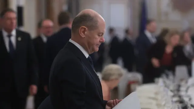 epa11873485 German Chancellor Olaf Scholz attends the EU leaders' informal retreat at the Palais d'Egmont in Brussels, Belgium, 03 February 2025. The EU leaders gather to discuss how to strengthen European defense capabilities. EPA/OLIVIER HOSLET / POOL