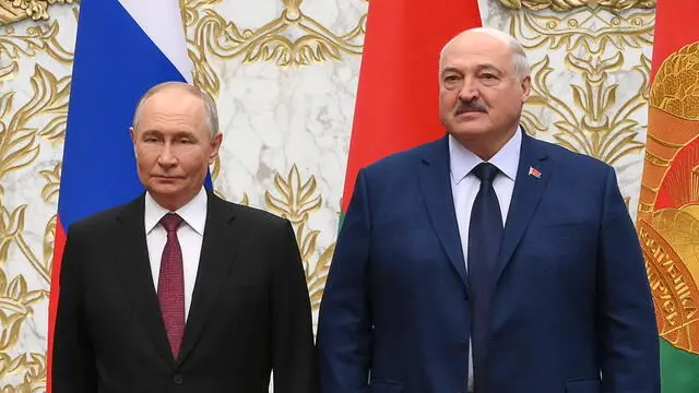 epa11760144 Russian President Vladimir Putin (L) and Belarusian President Alexander Lukashenko pose for photo before a meeting of the Supreme State Council of the Union State of Russia and Belarus, in Minsk, Belarus, 06 December 2024. The meeting marks the 25th anniversary of the Treaty on the Creation of the Union State. EPA/GRIGORY SYSOYEV/SPUTNIK/GOVERNMENT / POOL