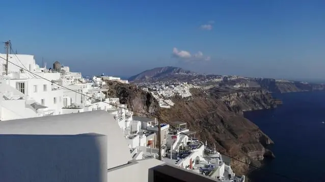 La compagnia di bandiera ellenica Aegean ha previsto l'aggiunta di due voli supplementari oggi e uno domani tra Atene e Santorini, per facilitare lo spostamento di residenti e visitatori intenzionati a lasciare l'isola per paura delle scosse sismiche che stanno aumentando da sabato scorso, 3 Febbraio 2025. ANSA/DOMITILLA CONTE