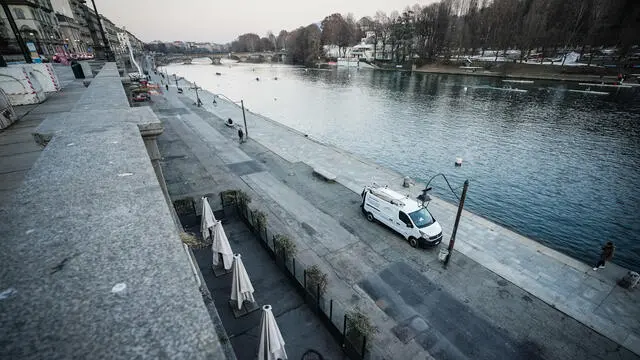 Una bicicletta elettrica e stata gettata dal muraglione dei Murazzi del Po sopra ad un dehors del locale Gianca. Nessun ferito. Torino 10 febbraio 2023 ANSA/TINO ROMANO