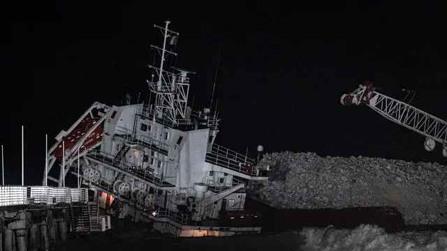 La Nave Guang Rong di oltre 100 metri di lunghezza, forse a causa del forte vento e delle onde alte si è scontrata con la banchina del pontile di Marina di Massa che in parte è crollato. A bordo della nave 13 membri dell’equipaggio tutti portati in salvo, Marina di Massa 28 gennaio 2025. ANSA/RICCARDO DALLE LUCHE