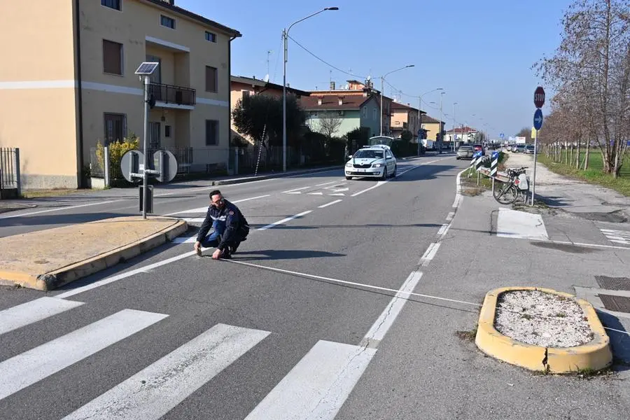 I rilievi dopo lo scontro tra i due ciclisti a Castenedolo