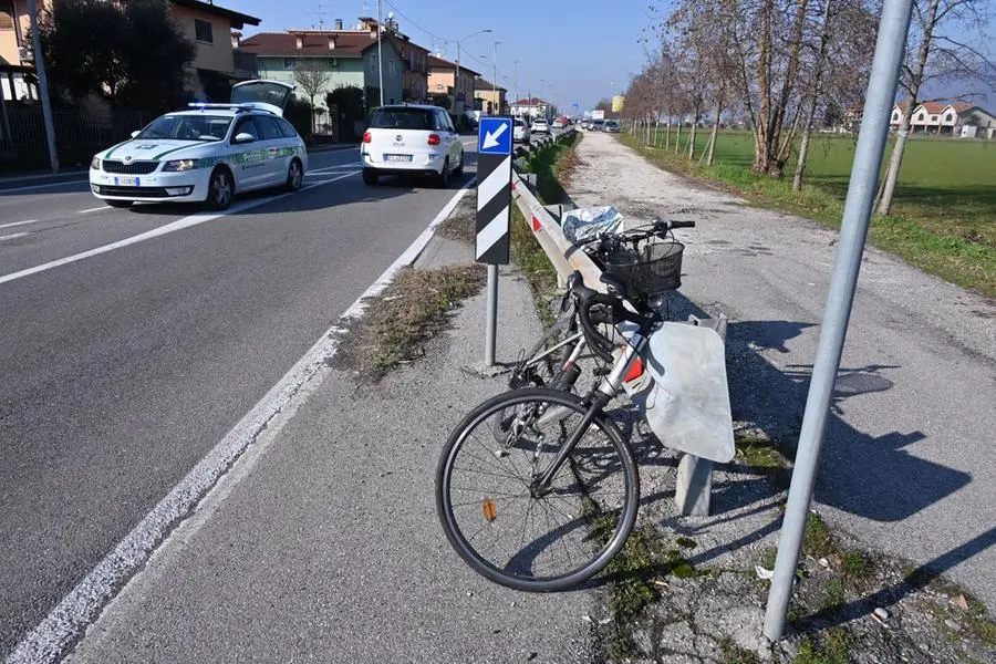 I rilievi dopo lo scontro tra i due ciclisti a Castenedolo