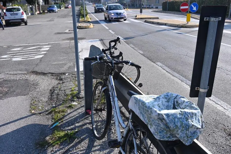 I rilievi dopo lo scontro tra i due ciclisti a Castenedolo