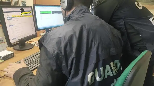 Guardia di finanza foto generica davanti a computer