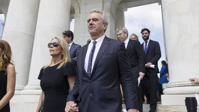 epa06789362 Robert Francis Kennedy Jr. (R) and his wife US actress Cheryl Hines (L) arrive for the Robert Francis Kennedy memorial service at Arlington National Cemetery Memorial Amphitheater, in Arlington, Virginia, USA, 06 June 2018. The event was held to honor the life and legacy of Robert F. Kennedy, who was assassinated in Los Angeles, dying in the early hours of 06 June, 1968. EPA/MICHAEL REYNOLDS