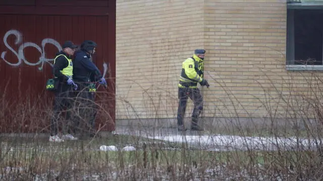 epa11874491 Police forces are deployed at Risbergska School in Orebro, Sweden, 04 February 2025. According to police, five people were shot at the school. EPA/Kicki Nilsson SWEDEN OUT