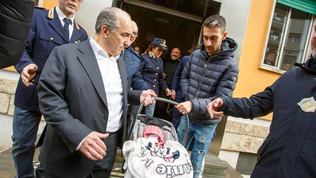 Federico Cavoto esce dalla clinica insieme alla piccola Sofia.ANSA\ARENAFOTO CS