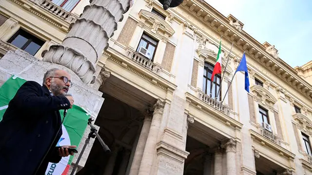 Christian Raimo durante la manifestazione contro i tagli all istruzione organizzata da Alleanza Verdi e Sinistra con docenti, studenti, genitori, sindacati e associazioni studentesche davanti al Ministero dell Istruzione a Roma, 7 dicembre 2024. ANSA/RICCARDO ANTIMIANI