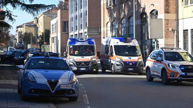 Le ambulanze intervenute al Fortuny-Moretto nei giorni scorsi - Foto Marco Ortogni/Neg © www.giornaledibrescia.it