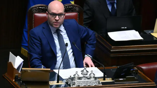 Il presidente della Camera, Lorenzo Fontana, durante le comunicazioni del ministro della Difesa, Guido Crosetto, per la proroga dell'autorizzazione alla cessione di mezzi, materiali ed equipaggiamenti militari in favore dell'Ucraina, nell'aula della Camera, Roma, 22 gennaio 2025. ANSA/ETTORE FERRARI