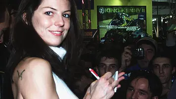 Marina La Rosa firma autografi ai suoi ammiratori