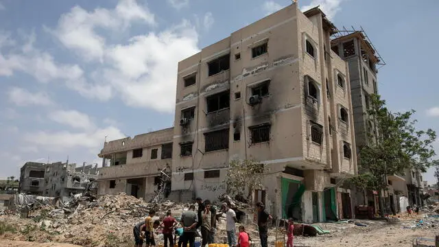 epa11314693 Palestinians fill bottles with water from an underground pipe next to destroyed buildings in Khan Yunis after the Israeli army withdrew its forces from the southern Gaza Strip, 02 May 2024. More than 34,550 Palestinians and over 1,455 Israelis have been killed, according to the Palestinian Health Ministry and the Israel Defense Forces (IDF), since Hamas militants launched an attack against Israel from the Gaza Strip on 07 October 2023, and the Israeli operations in Gaza and the West Bank which followed it. EPA/HAITHAM IMAD