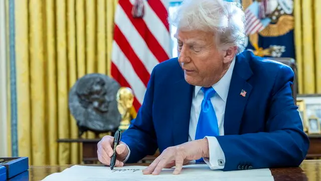 epa11875369 US President Donald Trump signs a commission for Secretary of Veterans Affairs Doug Collins in the Oval Office of the White House in Washington, DC, USA, 04 February 2025. EPA/SHAWN THEW / POOL