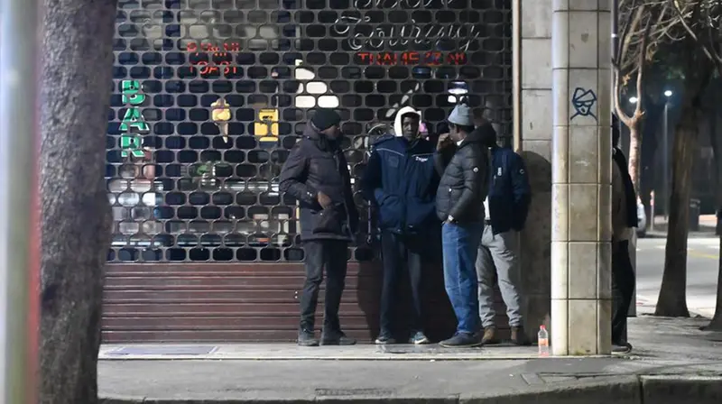 I gruppi di persone ritornano nei pressi della stazione - Foto Gabriele Strada/Neg © www.giornaledibrescia.it