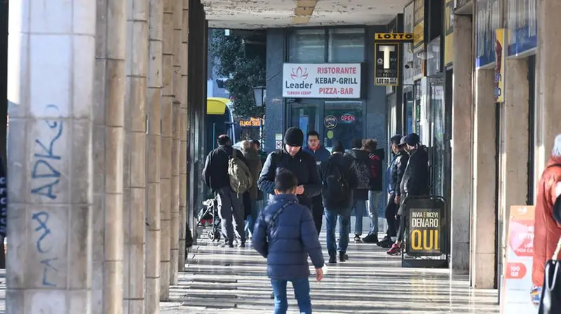 Movimento sotto i portici in mattinata - Foto Gabriele Strada/Neg © www.giornaledibrescia.it