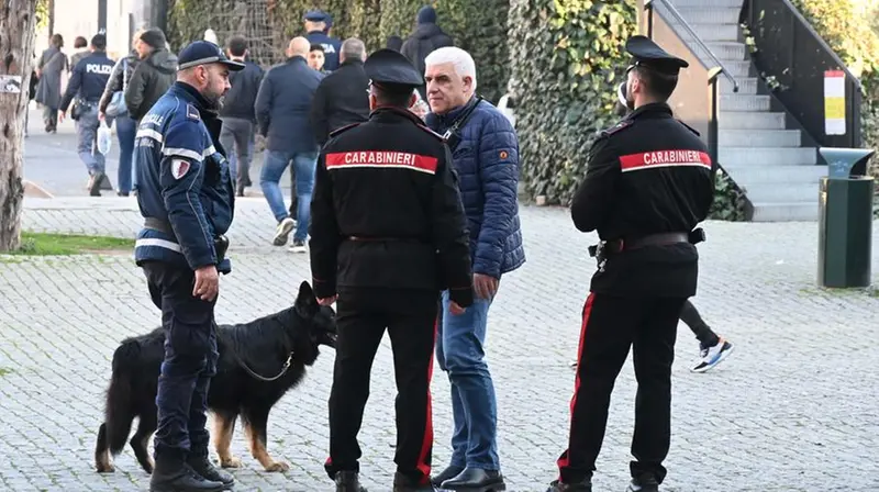 Polizia di Stato e carabinieri in stazione - Foto Gabriele Strada/Neg © www.giornaledibrescia.it