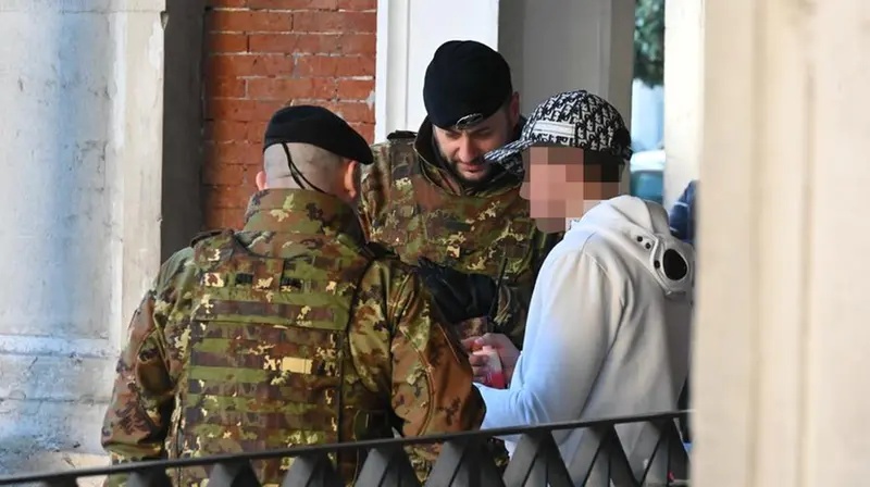 Un controllo nel piazzale - Foto Gabriele Strada/Neg © www.giornaledibrescia.it
