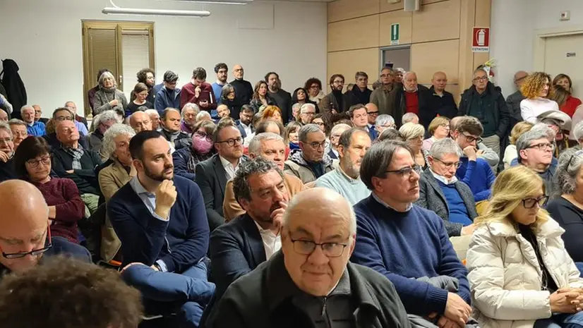 La sala colma nella sede di via Risorgimento per la Direzione provinciale del Pd © www.giornaledibrescia.it