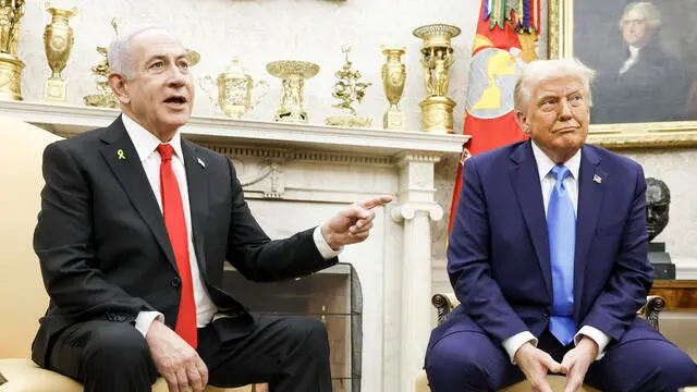 epa11875540 Israeli Prime Minister Benjamin Netanyahu (L) and US President Donald J. Trump (R) talk with reporters in the Oval Office of the White House in Washington, DC, USA, 04 February 2025. President Trump, who is hosting his first in-person meeting with another world leader since returning to the White House, and Prime Minister Netanyahu are set to discuss the Israeli cease-fire with Hamas, Iran’s nuclear program and future arms shipments, among other bilateral issues. EPA/SHAWN THEW / POOL