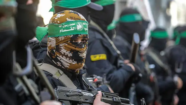 epa11874922 Fighters of the Al-Qassam Brigades, the military wing of Hamas, attend the funeral of late Hamas military commander Ghazi Abu Tamaa, head of Hamas' Administrative and Combat Support Staff, in Deir al-Balah refugee camp, southern Gaza Strip, 04 February 2025. Israel and Hamas implemented the first phase of a hostage release and ceasefire deal on 19 January 2025. EPA/MOHAMMED SABER