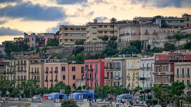 L'agglomerato urbano di Pozzuoli con centinaia di palazzi che si affacciano sul litorale Flegreo, 29 maggio 2024. ANSA/ CIRO FUSCO