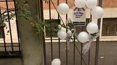 Palloncini bianchi, fiori e messaggi di amicizia all'esterno del liceo Colombini questa mattina a Piacenza. È così che gli amici e i compagni di scuola hanno ricordato Aurora, 13enne morta tragicamente venerdì scorso dopo essere precipitata dal tetto di un palazzo nel quale viveva con la madre: un episodio per il quale è indagato a piede libero per omicidio il suo fidanzato 16enne, che era con lei in quel momento, 28 ottobre 2024. ANSA/Giampietro Bisaglia