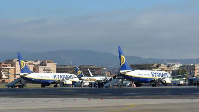 Aerei della compagnia Ryanair sulla pista dell'aeroporto di Roma a Ciampino, in una foto d'archivio. ANSA/Telenews