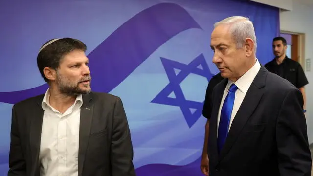 epa10710391 Israeli Prime Minister Benjamin Netanyahu (R) speaks with Finance Minister Bezalel Smotrich (L) during the weekly cabinet meeting in the prime minister's office in Jerusalem, 25 June 2023. EPA/ABIR SULTAN / POOL