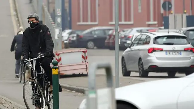 Traffico e smog nelle strade di Modena in pianura padana, 30 Gennaio 2018. ANSA/ELISABETTA BARACCHI