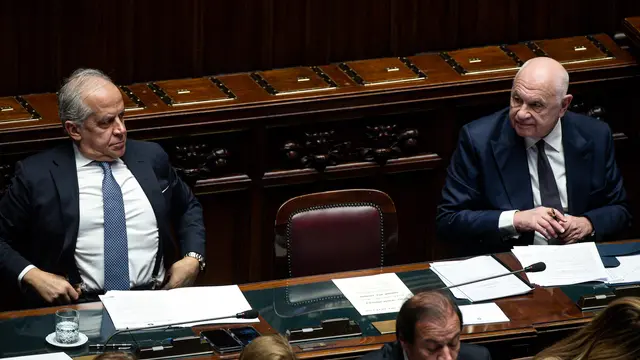 Il ministro della Giustizia Carlo Nordio con il ministro dell'Interno Matteo Piantedosi in aula alla Camera durante l'informativa urgente del Governo in merito alla richiesta di arresto della Corte penale internazionale e successiva espulsione del cittadino libico Najeem Osema Almasri Habish, Roma, 05 febbraio 2025. ANSA/ANGELO CARCONI