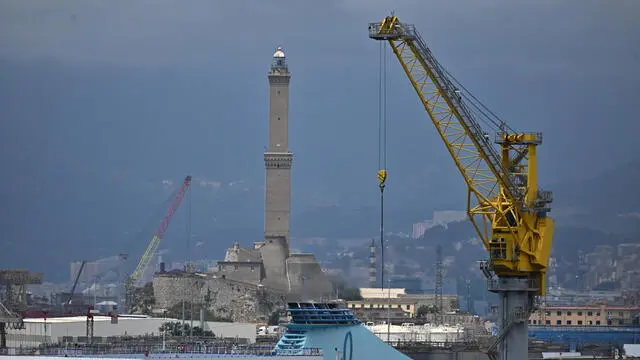 Vedute del porto di Genova, gru, container, lavoro portuale. Genova, 14 giugno 2024. ANSA/LUCA ZENNARO ZENNARO