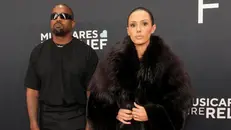 Bianca Censori con il marito Kanye West - Foto Ansa © www.giornaledibrescia.it