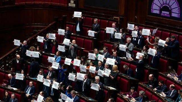 I deputati del Partito Democratico (Pd) espongono dei cartelli in aula alla Camera durante l'informativa urgente del Il ministro della Giustizia Carlo Nordio con il ministro dell'Interno Matteo Piantedosi per il Governo in merito alla richiesta di arresto della Corte penale internazionale e successiva espulsione del cittadino libico Najeem Osema Almasri Habish, Roma, 05 febbraio 2025. ANSA/ANGELO CARCONI