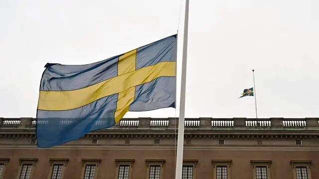 epa11875964 National lags flie at half-mast at Stockholm Palace in Stockholm, Sweden, 05 February 2025, in response to a school shooting in Ã–rebro on February 4, where at least eleven people were killed. EPA/JONAS EKSTROMER SWEDEN OUT