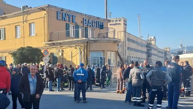 Operai metalmeccanici delle riparazioni navali davanti alla zona dell'ente Bacini di Genova dove un operaio e' morto schiacciato durante le riparazione di una nave. Genova, 05 febbraio 2025. ANSA/LUCA ZENNARO