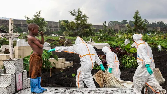 epa11874967 A child standing on a grave watches as members of the Congolese Red Cross and volunteers carry victims of the recent conflict in a cemetery in Goma, Democratic Republic of the Congo, 04 February 2025. Over 900 people were killed and around 2,800 injured in the last two weeks in the eastern city of Goma of the DRC amid fighting between the M23 (March 23 Movement) rebel group and the government forces, the World Health Organization said on 03 February. The M23 (March 23 Movement) took control of Goma city, the capital of the North Kivu Province, days after claiming to have captured most of it after launching a large-scale offensive in the east of the DR Congo, which the DR Congo and the UN accuse Rwanda of backing. EPA/STRINGER