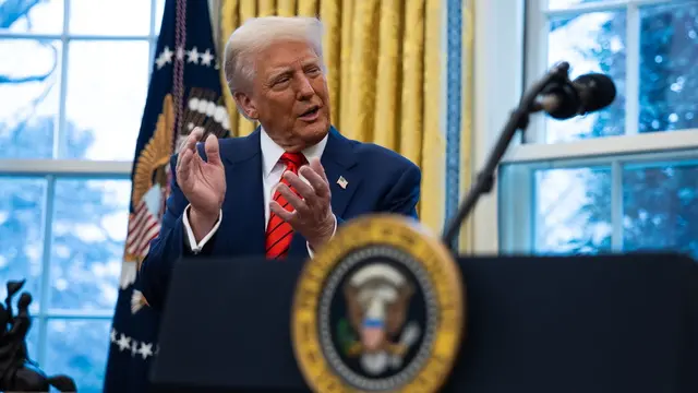 epa11877189 US President Donald Trump delivers remarks after Pam Bondi (not pictured) was sworn in as attorney general in the Oval Office at the White House in Washington, D.C., USA, 05 February 2025. EPA/FRANCIS CHUNG/POLITICO / POOL