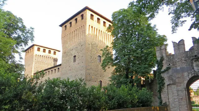 L'elicottero caduto nel Parmense è precipitato all'interno della proprietà del castello di Castelguelfo, maniero medievale lungo la via Emilia, nel territorio del comune di Noceto. Il castello appartiene alla famiglia Rovagnati, fondatori dell'azienda di salumi. ANSA/NPK