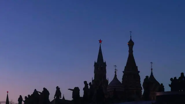 epa11803973 People enjoy views of Moscow during New Year and Christmas state holidays in front of the Moscow Kremlin, in Moscow, Russia, 03 January 2025. The duration of the New Year holidays in Russia is 11 days - from 29 December 2024 to 08 January 2025. Russians are preparing to celebrate Christmas, observed on 07 January, according to the Russian Orthodox Julian calendar. EPA/SERGEI ILNITSKY