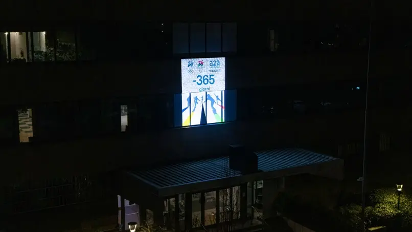 La sede bresciana di A2A illuminata per celebrare Milano Cortina 2026 © www.giornaledibrescia.it