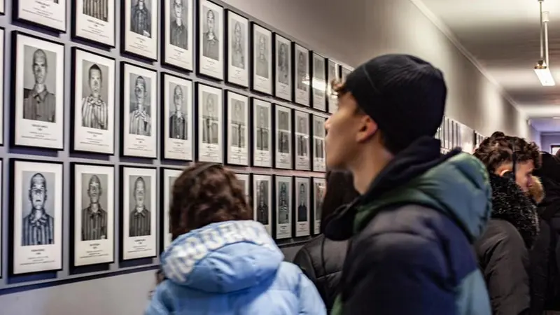 Ragazzi in visita ad Auschwitz
